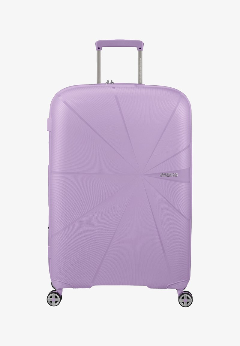 Valigia rigida viola con un design geometrico, superficie testurizzata, manico retrattile e quattro ruote multidirezionali per la mobilità.