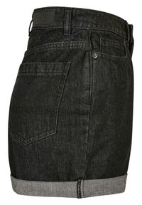 Melnas denim šortos ar sarullētu apakšmalu, ar aizmugurējo kabatu un ādas etiķeti. Gluda tekstūra un klasiskā piecu kabatu dizaina.
