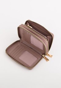 Billetera compacta en color malva, hecha de cuero suave, que cuenta con cremalleras doradas, múltiples ranuras para tarjetas y dos ventanas transparentes para identificación.