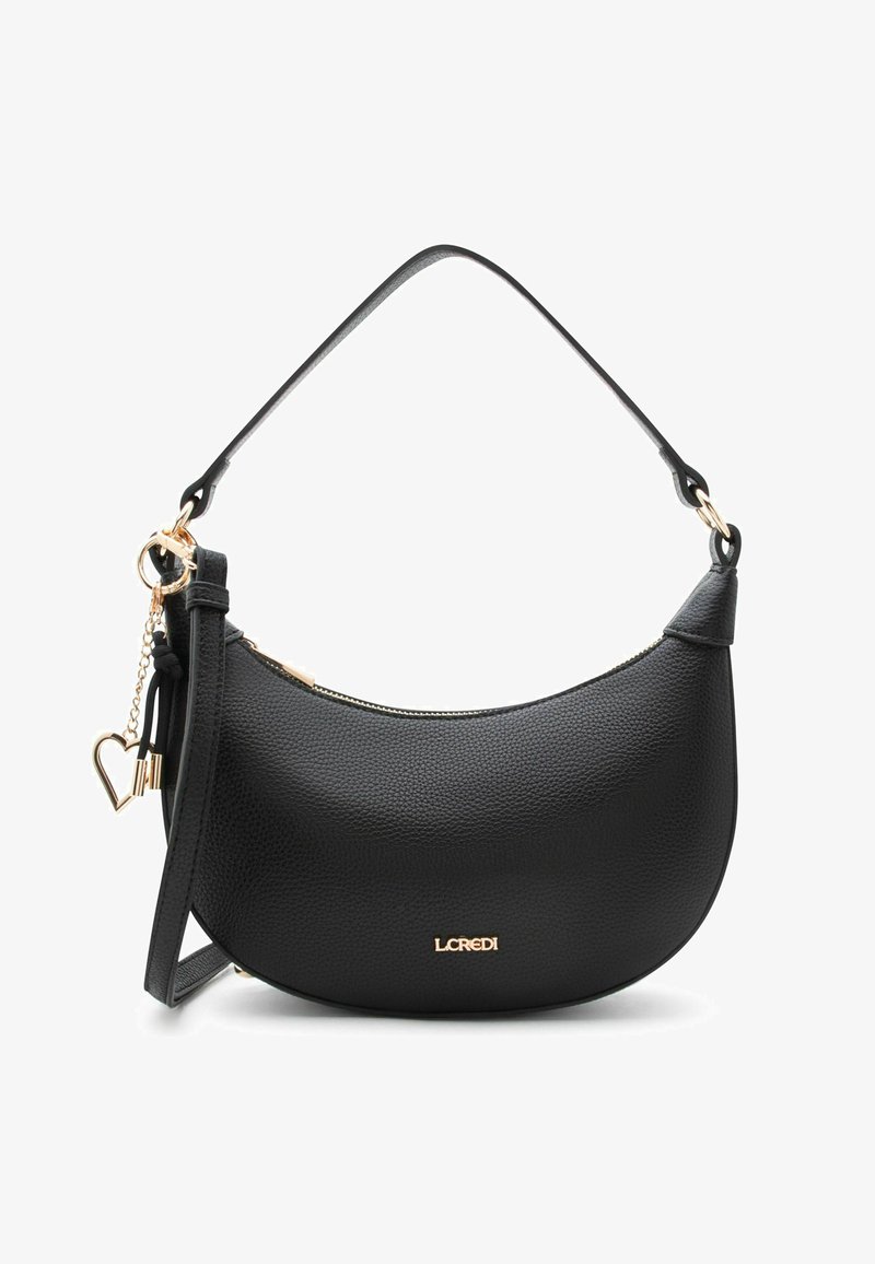 Sac à main en cuir noir en forme de croissant avec poignée sur le dessus, fermeture éclair dorée, logo doré "L.CREDI" et charm en forme de cœur doré sur le côté.