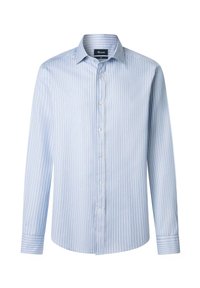 Camisa de botones de rayas azul claro con mangas largas, cuello clásico y botones de plástico blanco. La tela parece suave y ligera.
