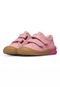 Chaussures en cuir rose avec deux bandes Velcro, une semelle en caoutchouc beige et des accents roses au niveau du talon. Forme arrondie avec un design perforé.