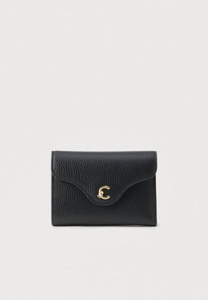 Cartera de cuero negro texturizado con tapa curvada y pequeño broche dorado en el centro, sobre fondo claro.