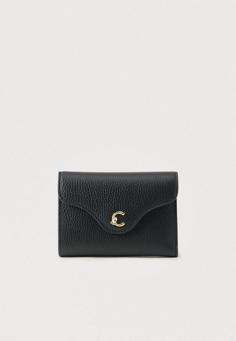 Portafoglio in pelle nera con texture, dotato di una patta curva e di una piccola chiusura dorata al centro, su uno sfondo chiaro.