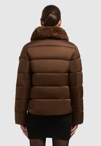 Brun oppustelig jakke med quiltet design og faux fur-krave, der har en let cropped pasform og glat nylon tekstur.