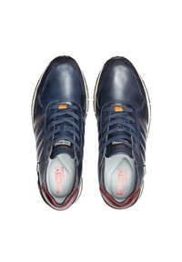 Baskets en cuir marine avec des accents orange, œillets en argent et semelle en caoutchouc crème. Comprend des superpositions texturées et un logo sur la languette.