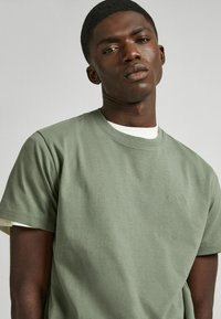 Pepe Jeans CONNOR - Navadna majica - umber green