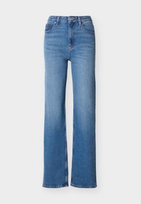 Μπλε τζιν παντελόνι με ψηλή μέση και ίσια γραμμή, με κουμπιά και φερμουάρ στο μπροστινό μέρος, σχεδιασμό με πέντε τσέπες και θηλιές για ζώνη σε απλό φόντο.