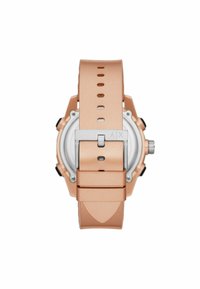 Roségoldene Uhr mit einem matten Silikonarmband, silbernem Zifferblatt und silberner Schnalle. Verfügt über ein rundes Gehäuse und mehrere Verstelllöcher am Armband.