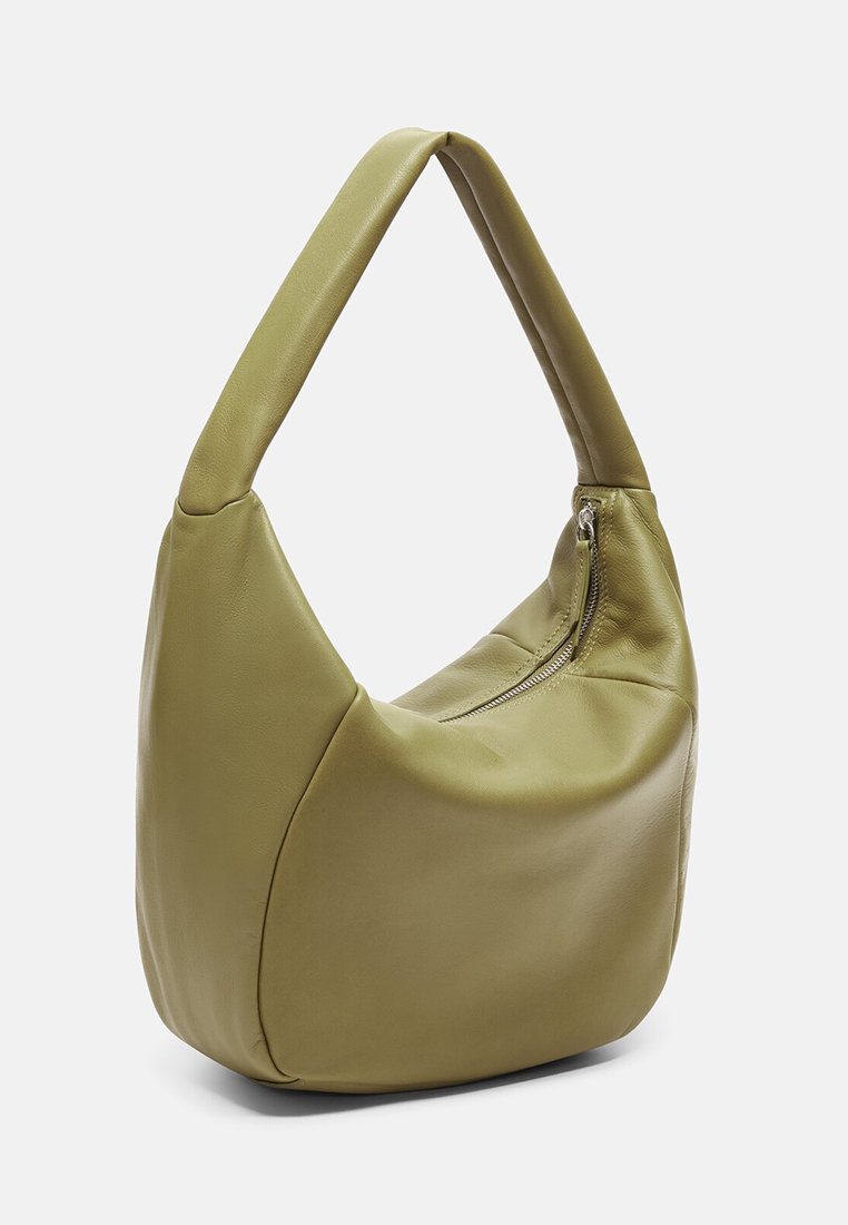 Olivgrüne, weiche Leder-Hobo-Tasche mit gepolstertem Griff und sichtbarem Reißverschluss an der Seite vor einem schlichten Hintergrund.