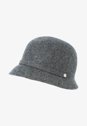 Chapeau bob en feutre gris avec une bande décorative étroite et un petit accent métallique rond sur le côté.