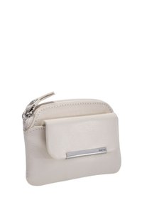 Læderpung i lys creme med lynlåslukning, frontlomme med klap og metalaccent. Glat struktur og kompakt design for nem håndtering.
