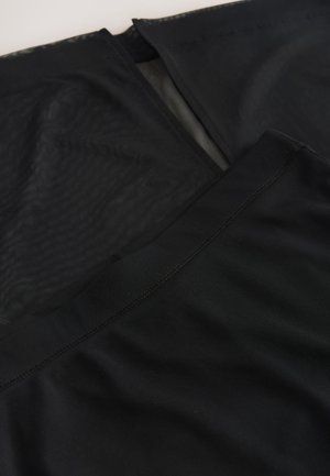 Juodas audinys su lygiu tekstūros paviršiumi, turintis vientisą dalį ir tinklelio sluoksnį. Matomi siūlės kampuose. Ryškių raštų nėra.