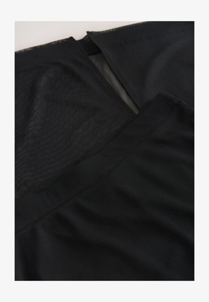 Sort stof med en glat tekstur, der har en solid sektion og en netbelægning. Synlige syninger langs kanterne. Ingen markante mønstre.