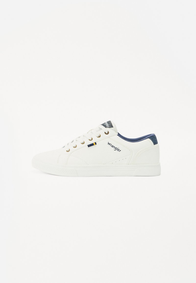 Balti sporta apavi, kas izgatavoti no teksturēta sintētiska materiāla, ar tumši zilām akcentiem, zelta acu caurumiem un "Wrangler" zīmolu sānos.
