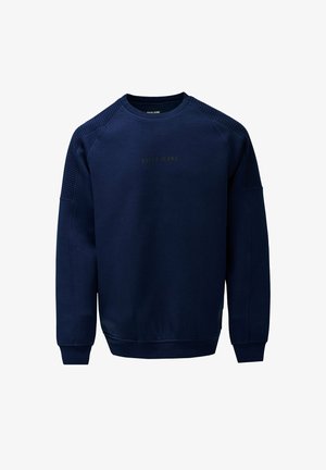 Modra navy pulover iz mehkega materiala, z rebrastimi detajli na ramenih in diskretnim logotipom na prsih. Klasična zasnova s krožnim ovratnikom.