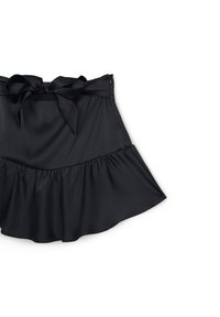 Gonna nera realizzata in tessuto liscio, con vita aderente e fiocco, e un design della parte inferiore svasata e a strati.