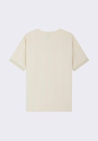 Camiseta de manga corta color beige claro con una tela texturizada, cuello redondo y puños de manga doblados. Diseño simple sin patrones ni gráficos.