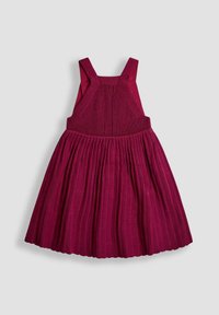 Vestido de punto burdeos sin mangas con tirantes anchos y falda plisada, colocado sobre un fondo gris claro.