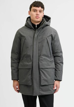 Graue isolierte Jacke mit Kapuze, zwei großen Fronttaschen und Reißverschluss. Strukturierter Stoff mit einer glatten Oberfläche.