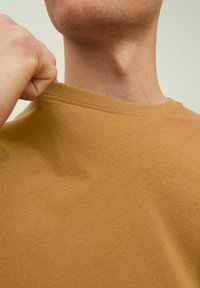 Jack & Jones JJENOA TEE CREW NECK - Pamata T-krekls - rubber