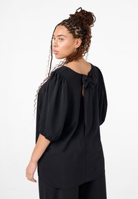 Zizzi MIT KURZEM ARM UND SCHLEIFE HINTEN - Blūze - black