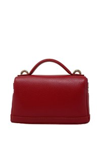 Czerwona skórzana torebka o teksturowanym wykończeniu, prostokątnym kształcie, z górnym uchwytem i złotymi akcentami hardware.
