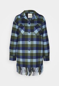 Skjortejakke i flannel med tern i blå, grøn og marineblå, med krave, to brystlommer, knaplukning og frynset kant.