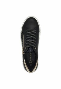 Sneaker in pelle nera con suola bianca, caratterizzato da dettagli metallici, una cerniera laterale e lacci intrecciati. Superficie texture vicino al tallone.