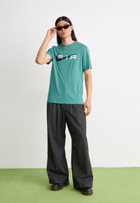 Nike Sportswear AIR GRAPHIC TEE - Marškinėliai su spaudiniu - bicoastal
