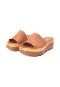 Sandali piattaforma in pelle marrone con design open toe, texture liscia e una soletta a strati simile al legno, caratterizzati da una suola in gomma rigata.