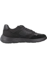 Scarpe da ginnastica nere realizzate con una combinazione di materiali in pelle e camoscio; presentano un design con lacci e una suola testurizzata per una migliore aderenza.