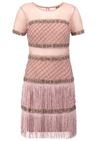 Robe rose à manches courtes en tissu transparent, avec des motifs géométriques perlés et plusieurs couches de longues franges sur la jupe.