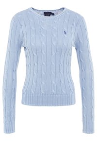 Vaaleansininen kaapelikudottu neulepaita, jossa on pitkät hihat, pyöreä kaula-aukko sekä resorit helmassa ja hihoissa. Vasemmassa rinnassa on logo.