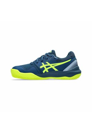 Chaussures de sport bleu avec une tige en mesh, accents jaunes et semelle en caoutchouc texturée. Elles présentent un col rembourré et un design de soutien.