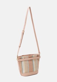 Borsa bucket con base in pelle beige; il tessuto intrecciato presenta strisce verticali arancioni, beige, verdi e blu; tracolla regolabile; dettagli in oro.