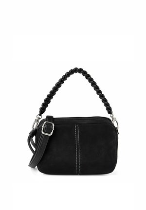 Zwarte suède crossbodytas met gevlochten handvat, verstelbare schouderriem en zilveren gespsluiting en ritssluiting.