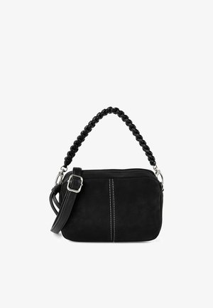 Schwarze Umhängetasche aus Wildleder mit geflochtenem Griff, verstellbarem Schulterriemen sowie silberner Schnallen- und Reißverschlussverzierung.