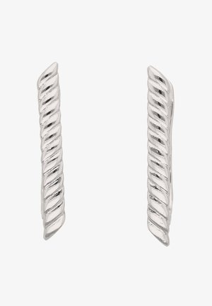 Srebrne skręcane kolczyki koła o gładkim, błyszczącym wykończeniu, pokazane obok siebie na białym tle.