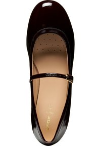 Scarpa Mary Jane in pelle verniciata bordeaux con punta arrotondata, cinturino regolabile e logo dorato su una soletta beige con design perforato.