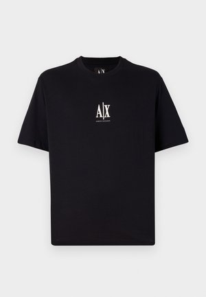 Camiseta negra de manga corta hecha de algodón. Presenta un pequeño logo blanco "A|X" en el pecho. Forma simple y rectangular con un cuello redondo estándar.