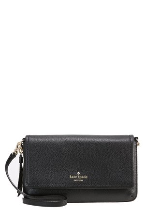 Pochette bracelet en cuir grainé noir avec fermeture à rabat et logo doré "kate spade new york" sur le devant.