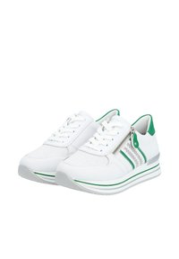 Weiße Sneaker mit grünen Akzenten, Netzpanels und einem seitlichen Reißverschluss. Die Sohle verfügt über ein strukturiertes Design und einen leichten Höhenunterschied für zusätzlichen Komfort.