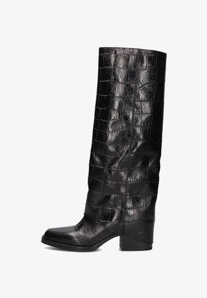 Zwarte kniehoge laarzen van gepatterneerd leer, met een vierkante neus, blokhak en een getextureerd krokodillenhuidontwerp.