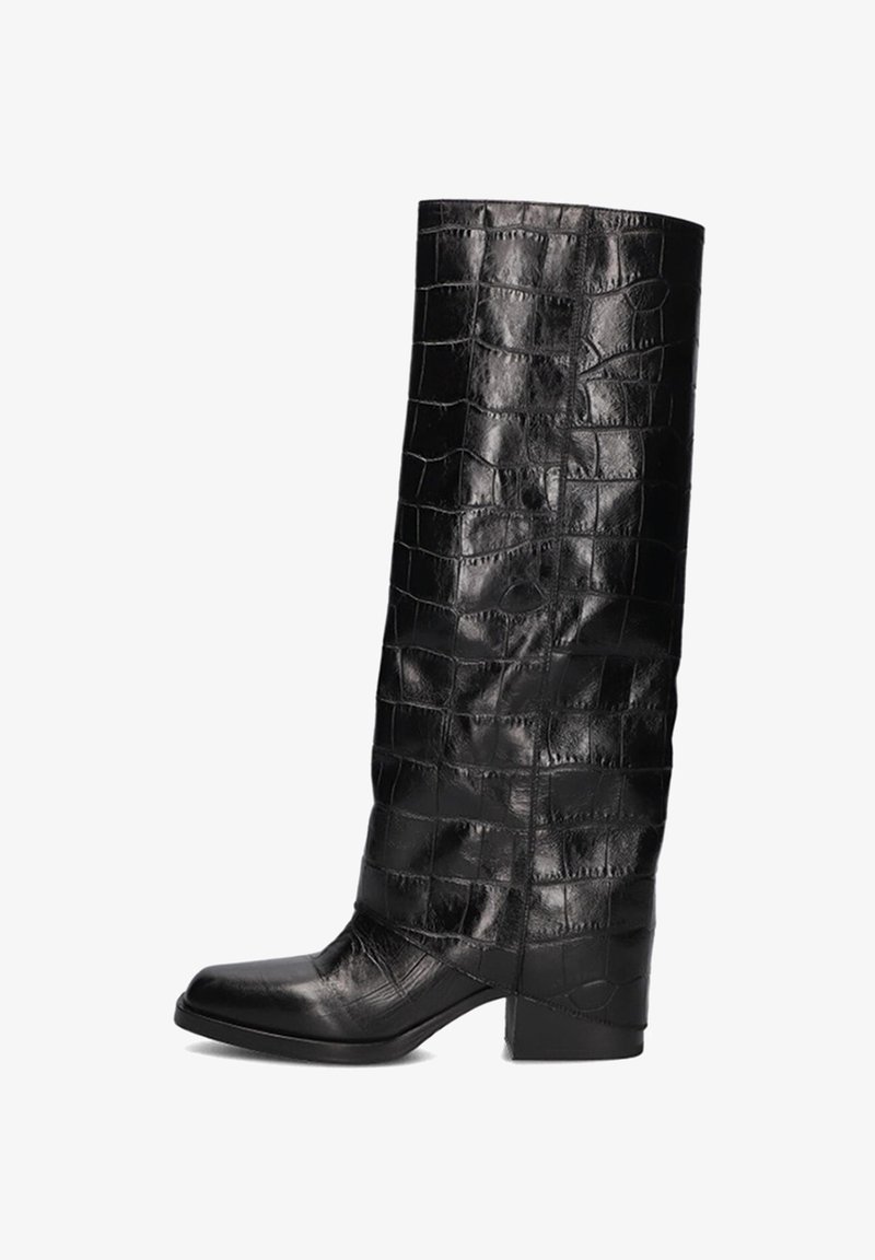 Zwarte kniehoge laarzen van gepatterneerd leer, met een vierkante neus, blokhak en een getextureerd krokodillenhuidontwerp.