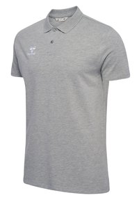 Polo gris hecho de tela suave, con un cuello clásico, tapeta de tres botones y un pequeño logo blanco en el pecho.