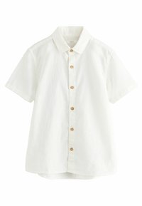Camicia bianca a maniche corte realizzata in tessuto leggero, con una chiusura frontale a bottoni marroni e colletto classico.