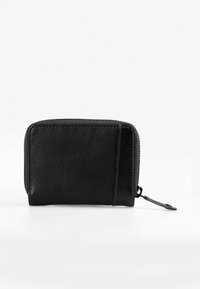 Portafoglio in pelle nera con una texture liscia, chiusura a zip e un anello laterale per il fissaggio, caratterizzato da una forma rettangolare e un design minimalista.