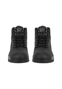 Mustad matkajalatsid sileda sünteetilise ülemise, pehmendusega krae ja tugeva nööristusega. Omab tekstureeritud tallat, et tagada haardumine, ja Reebok'i bränding.