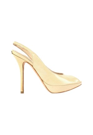 Chaussure slingback beige texturée à talon haut avec bout pointu et semelle plateforme vue de côté.